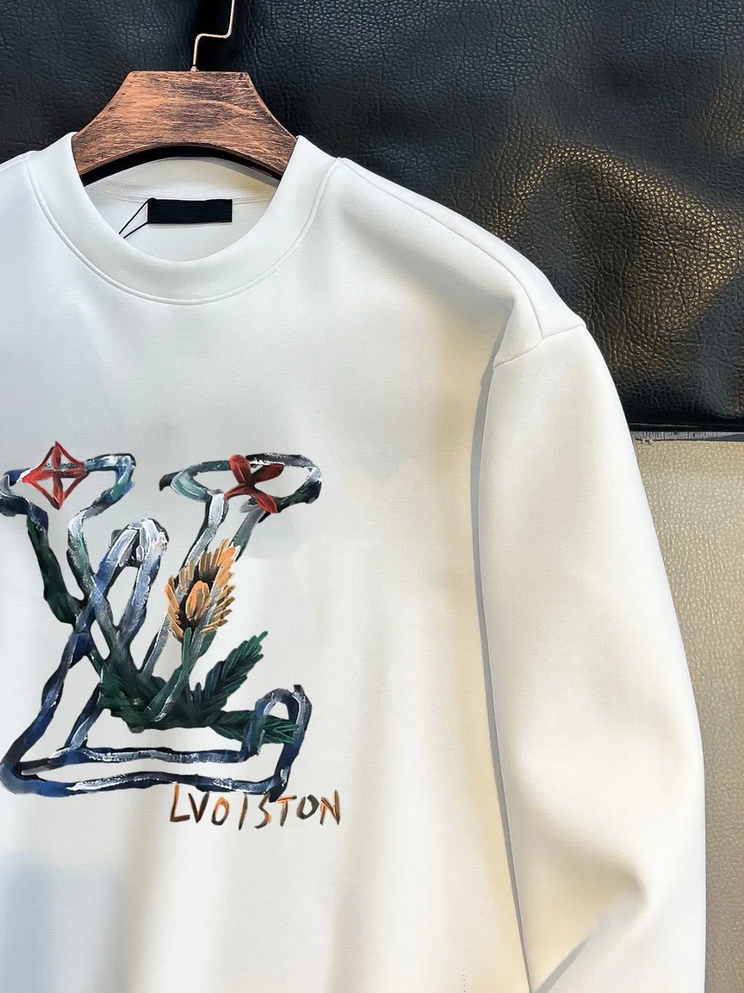 🅿️220 brand [LV Louis Vuitton] (good news for fat people) 2025ss autumn latest long-sleeved round-neck sweatshirt, on sale simultaneously on the official website. Refreshing and breathable. Made of top Tencel Roman. Comfortable and soft. 3D three-dimensional clarity. Super fashion sense. Great for gifting and keeping for yourself. Size: M-5XL (can wear up to 220 pounds)